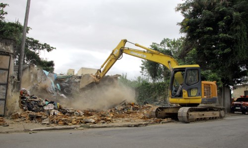 Prefeitura de Barra Mansa realiza demolição de imóveis no bairro Boa Sorte